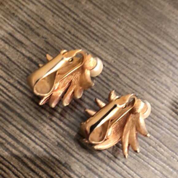 Vintage Pink, Gold & Faux Pearl Clip Earrings - Picture 7 of 14